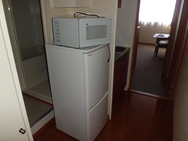 画像18:冷蔵庫と電子レンジ。