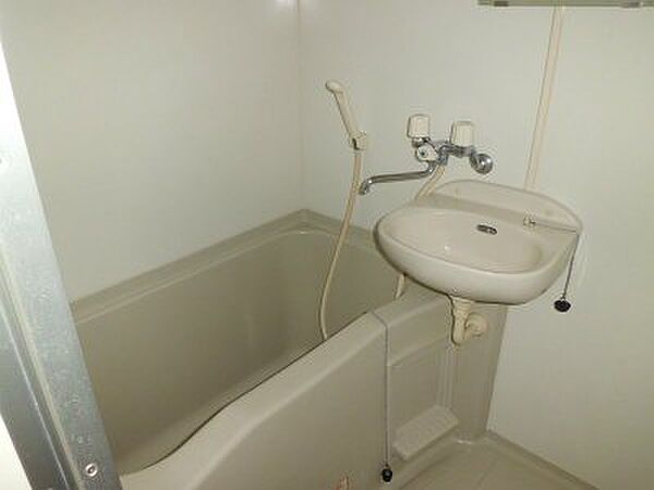 画像8:洗面台付バスルーム。