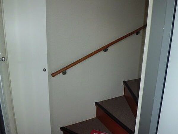 画像12:玄関は1階。階段を昇って居室へ。