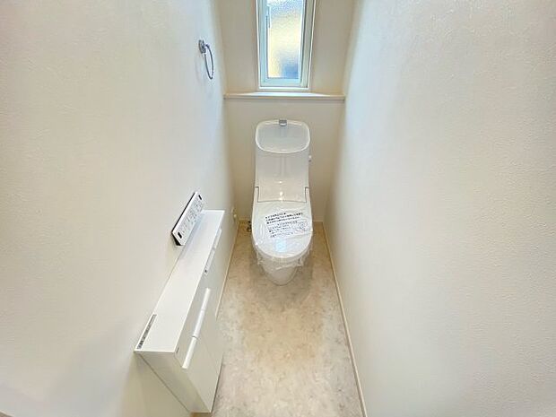 【2階トイレ】　便器のフチが丸ごとないため、サッとひと拭きお掃除もラクラクです！　埋込式収納棚・タオルリングも設置しております◎