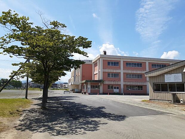 青森市浜田小学校です。　距離約300ｍです。
