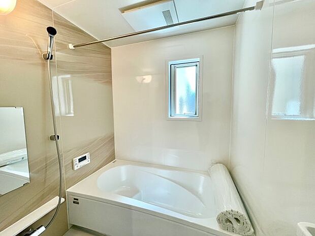 手すり、滑り止め床、腰掛け段差など、安心してくつろげる1坪タイプの広々バスルーム♪。雨の日にうれしい浴室乾燥機もついています♪