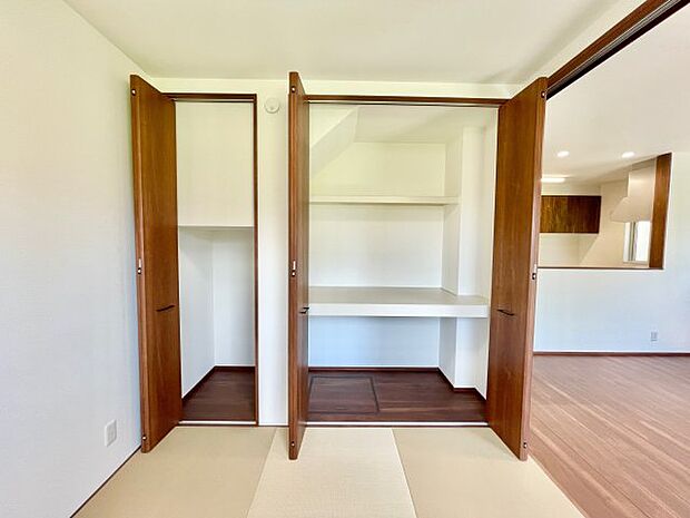和室には、階段下収納と中段、枕棚のある押し入れと2つの収納で用途別に活用できるのでとっても便利♪