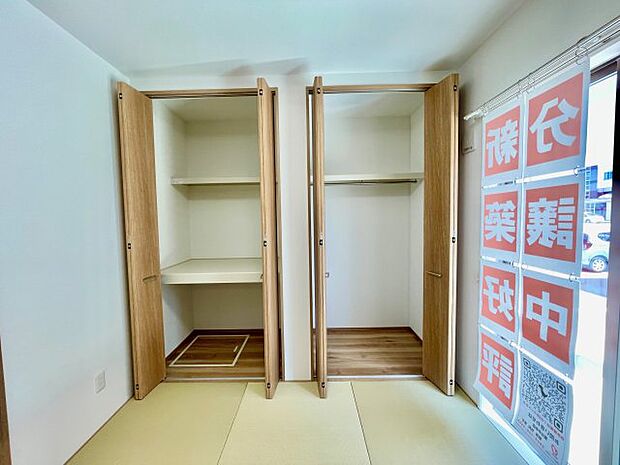 和室には、パイプハンガー付きのクローゼットと中段、枕棚のある押し入れと2つの収納で用途別に活用できるのでとっても便利♪