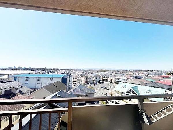 暖かい太陽の日差しを浴びる住まいです。