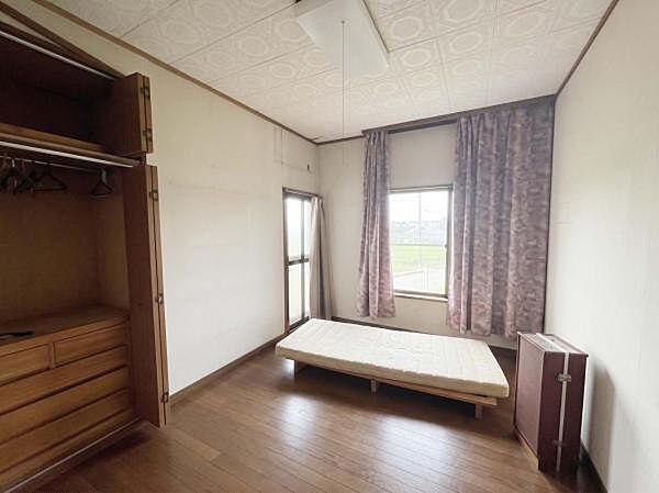 洋室6.0帖■採光差しこむ明るい洋室