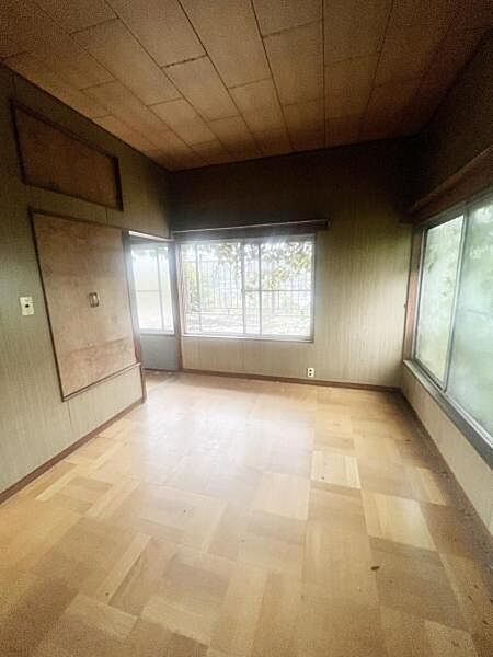 ■暖かい光が差し込む洋室。穏やかな空間で休日には趣味を楽しむのもいいですね。