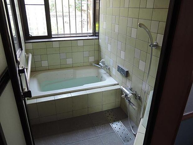 【浴室】広々した浴槽です。オシャレなタイルがアクセント毎日のお風呂が楽しみですね。