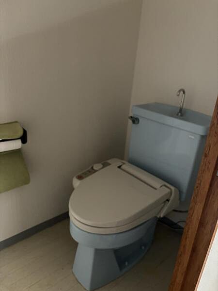 シンプルながら機能的。洗浄機付きで快適なトイレ空間。