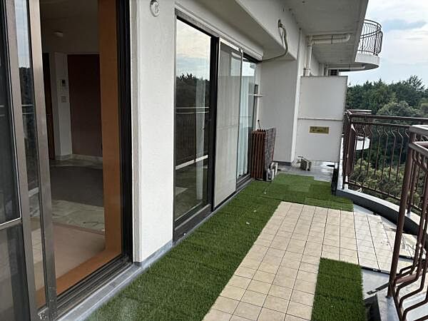 日差しがたっぷり降り注ぐアーチ型ベランダ。眺めもおしゃれな空間です。