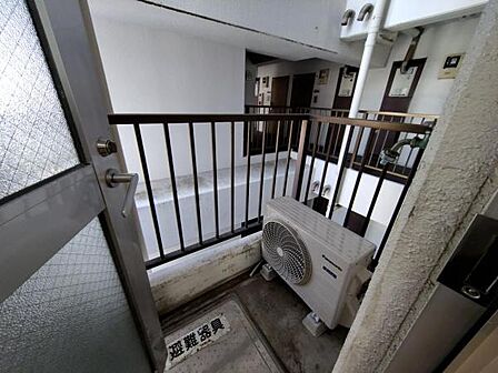 室外機が置かれたバルコニー。コンパクトなスペースですが、ちょっとした外気浴や洗濯物の仮干しなどに利用できます