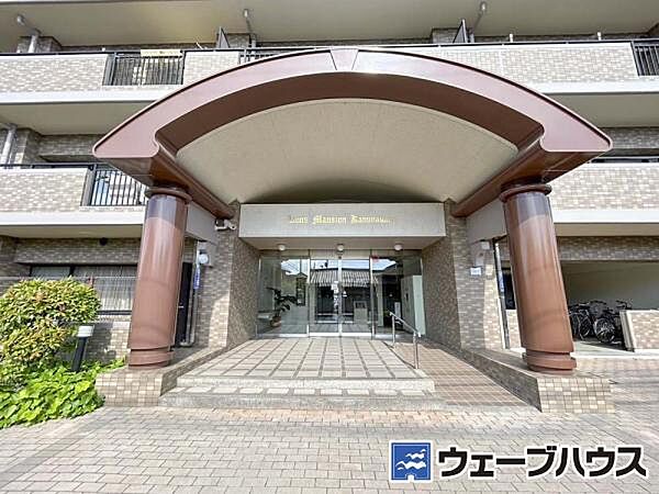 重厚感のあるエントランス