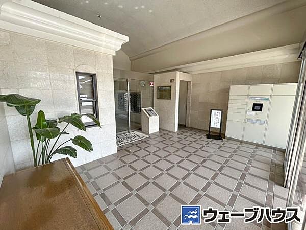 天井高の高いエントランスロビー