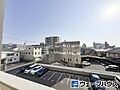 前面に大きな建...