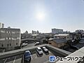 前面に大きな建...