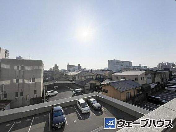 前面に大きな建...
