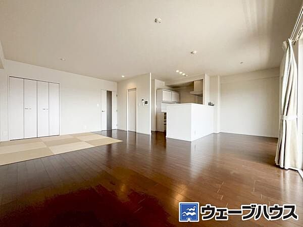 約24帖の広々とした使いやすい畳スペース付きのリビングです！
