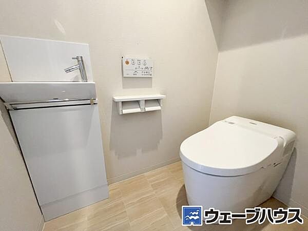 吊戸棚付きのトイレです！