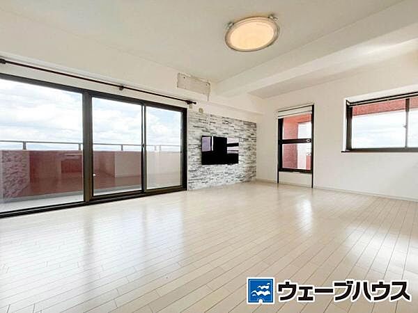 壁掛けテレビが設置されたリビングは家族団らんにもってこいですね。