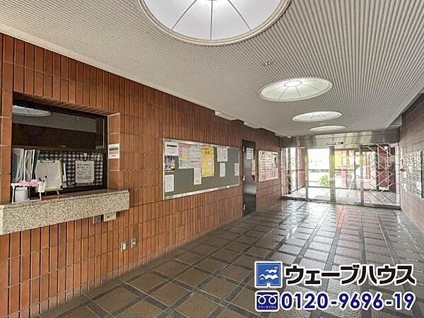 赤レンガ調の室内エントランスになります。 室内照明もマンションの雰囲気と合わせていますね。