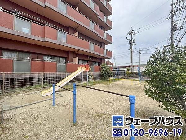敷地内にある公園になります。 お子様がおられる方に良さそうですね。