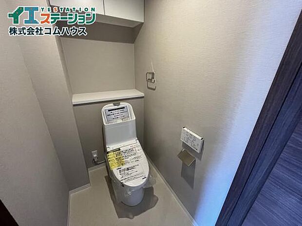 【Toilet】 白を基調とし、清潔感のある空間に仕上がりました。 人気のウォシュレットタイプを採用し、日々の生活を快適に。