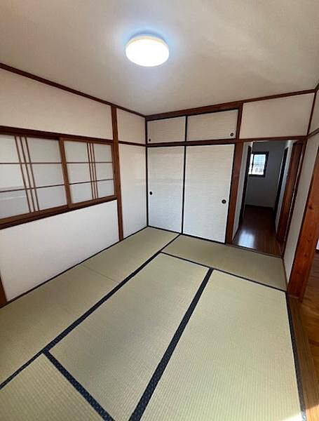 南側6.0帖の和室。押入も設置されています。