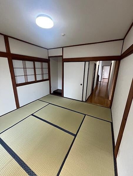 リビング横の和室は、子供たちの遊び場や趣味の場としても使えます。