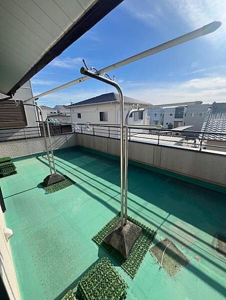 広々ルーフバルコニー。開放的で洗濯物もよく乾きます。