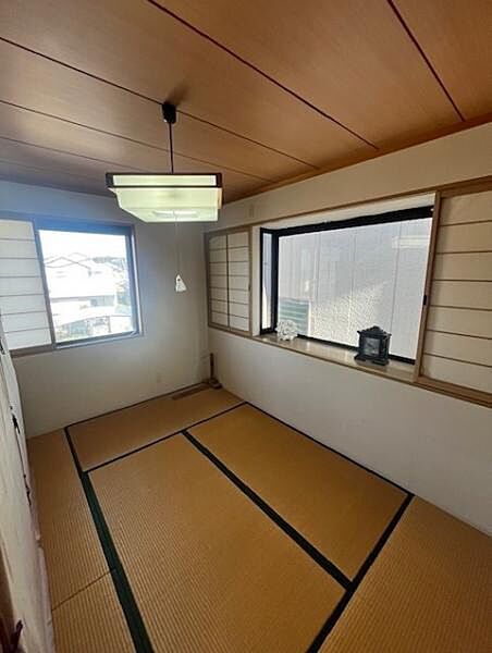 2階北側6.0帖和室。自由度の高い和室は、客間としてはもちろん子供たちの遊び場や趣味の場としても使えます。