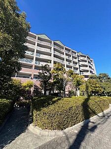 外観:南東向き。陽当たり・眺望良好。 外観:南東向き。陽当たり・眺望良好。