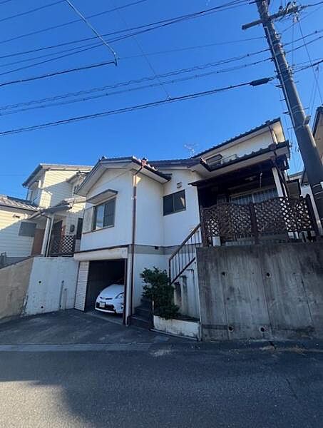 玄関前には階段があるため、車や通行人が家のすぐ前を通ることがなく目線が合う心配ありません。