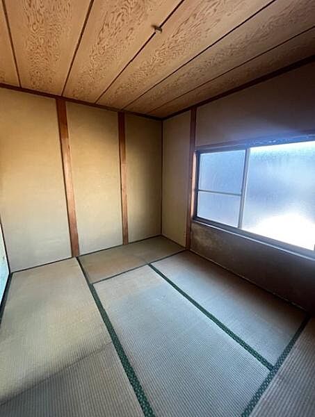 北側6.0帖の和室。