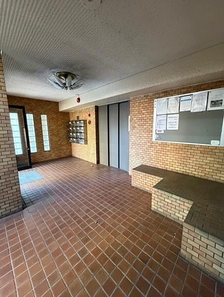 エントランスホール、来客対応や待ち合わせ場所としても使える場所です。