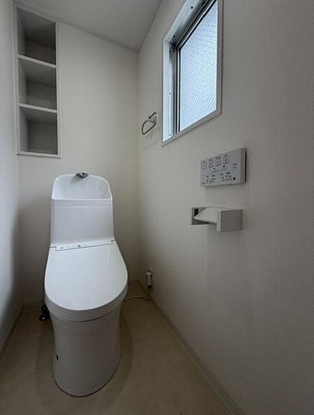 温水洗浄便座付きトイレ。窓が付いているので、換気が簡単で衛生的。