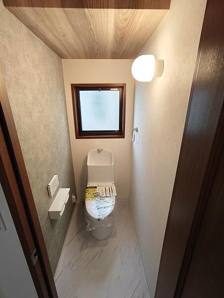 温水洗浄便座付きトイレ。窓が付いているので、換気が簡単で衛生的。