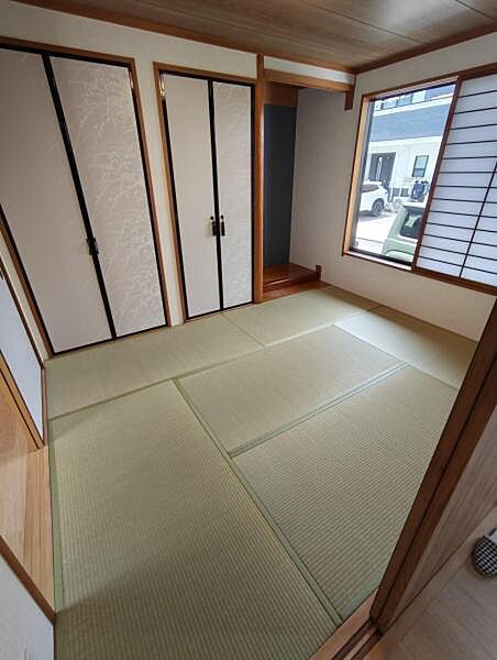 5.5帖のリビング横の和室は、子供たちの遊び場や趣味の場としても使えます。