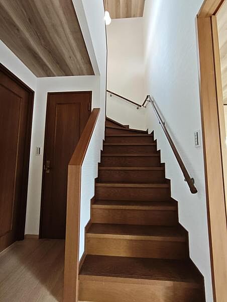 階段は手摺が付いているので安心です。