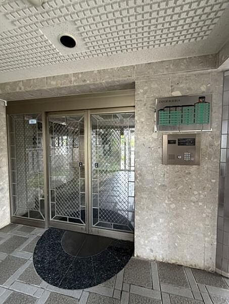 エントランス写真です。オートロック付きのマンションです。宅配ボックスも完備。