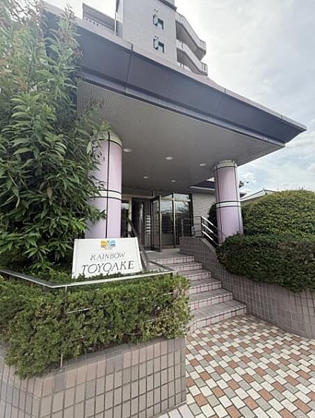 広々エントランスホール、来客対応や待ち合わせ場所としても使える場所です。