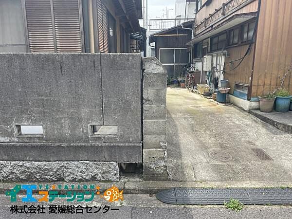お隣さんとの境界です。