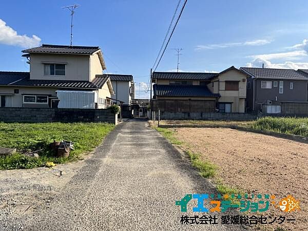 東側の前面道路です。