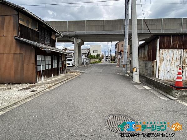 北側前面道路です。