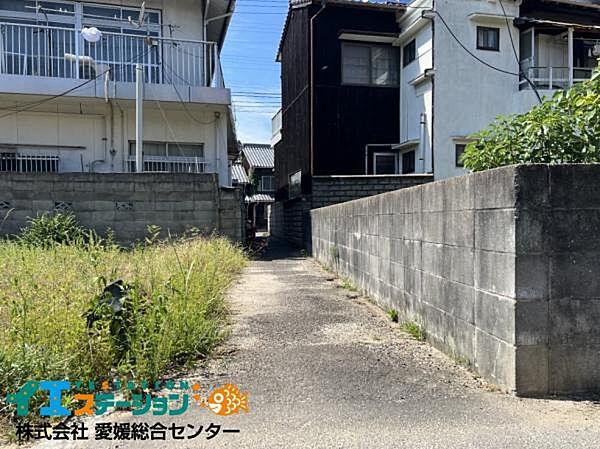 西側の道路(基準法外)です。