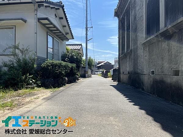 南側の前面道路です。