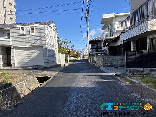 北西側の前面道路です。