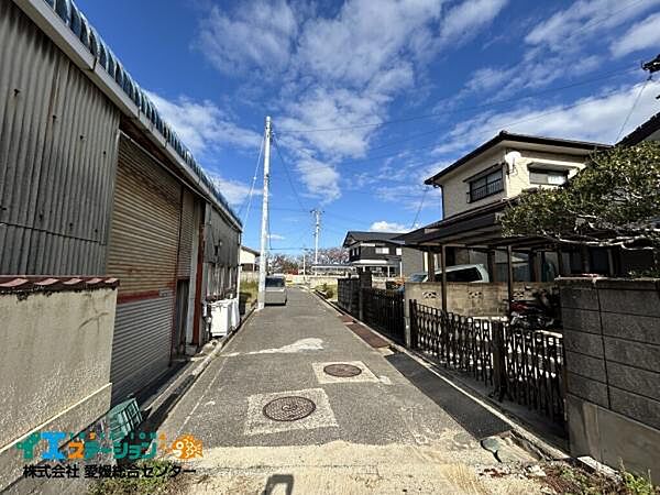 北側前面道路を南から1