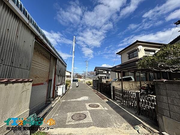 北側前面道路を南から2