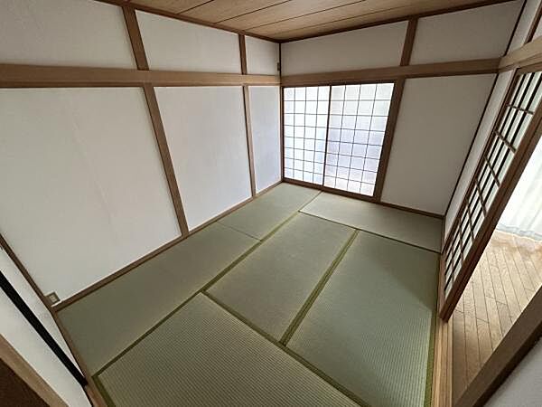 1階和室6帖＿リビング横　戸を開け放つことでリビングの延長として利用でき、広々とした空間になります。