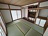和室：1Ｆ和室6帖＿玄関横　玄関から入ってすぐの位置にある和室は、来客時の応接室や客間として活用できます。